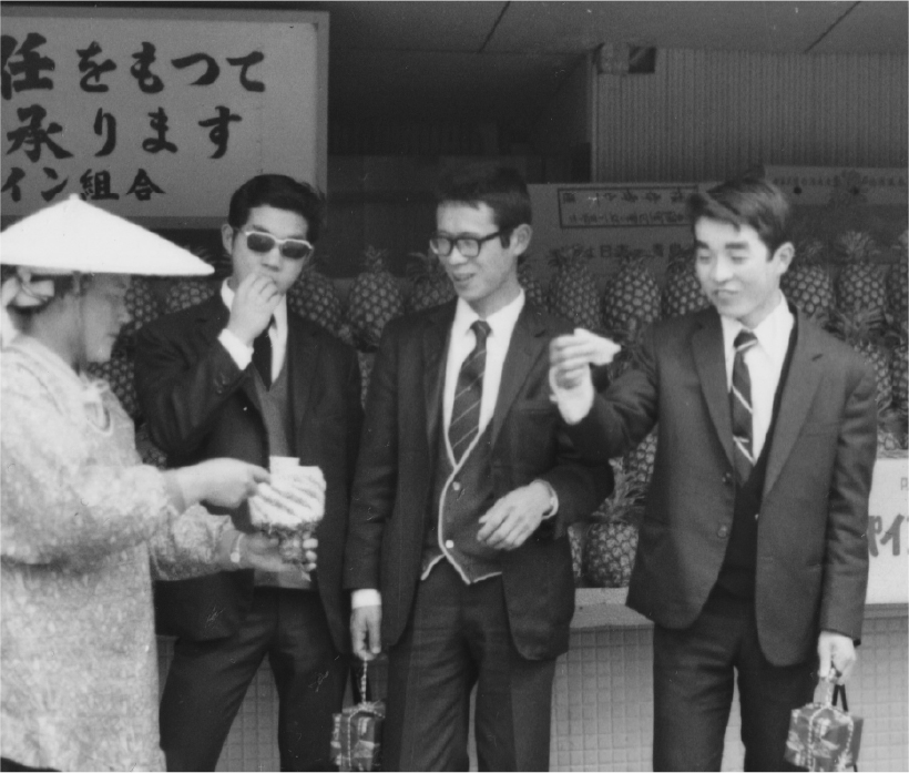 昔の写真 - パイナップルを食べる男性たち